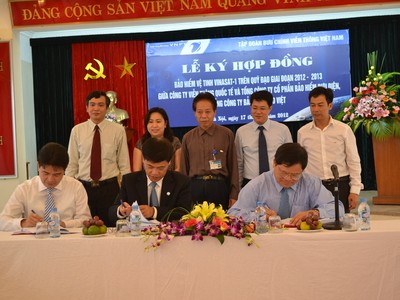 Lễ ký kết tái tục bảo hiểm cho Vinasat-1 giữa VNPT với PTI và Bảo Việt